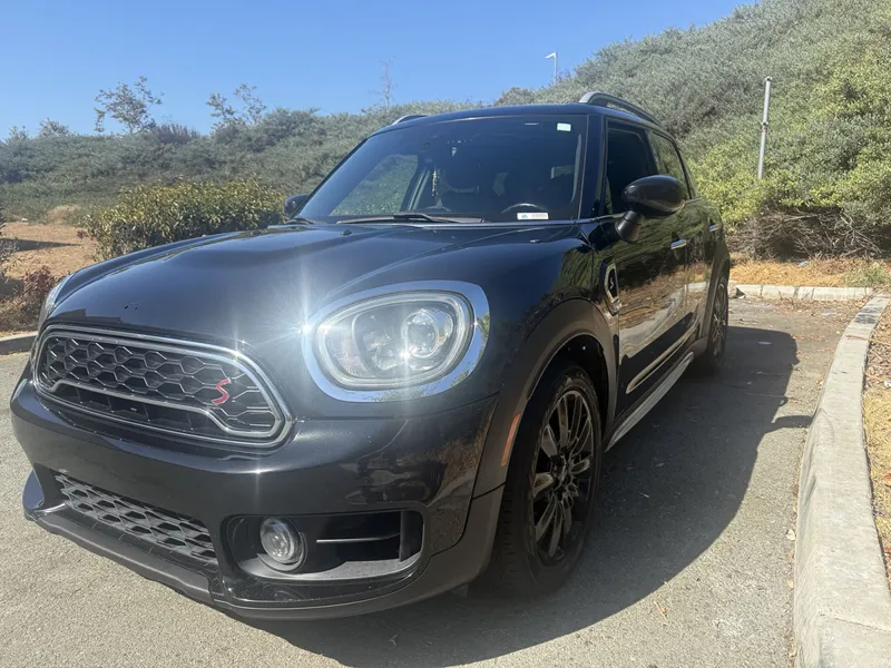 Detailed black Mini Countryman from front left